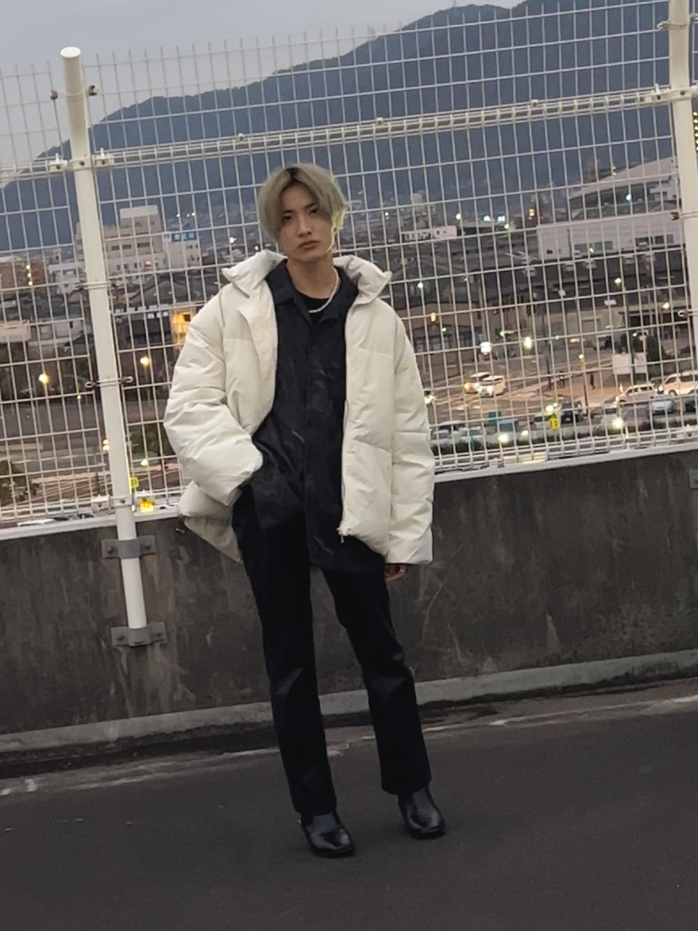 ホワイト系のダウンジャケット/コート、ブラック系のその他パンツ、ブラック系のブーツを着用したメンズの冬コーディネートの2枚目の写真