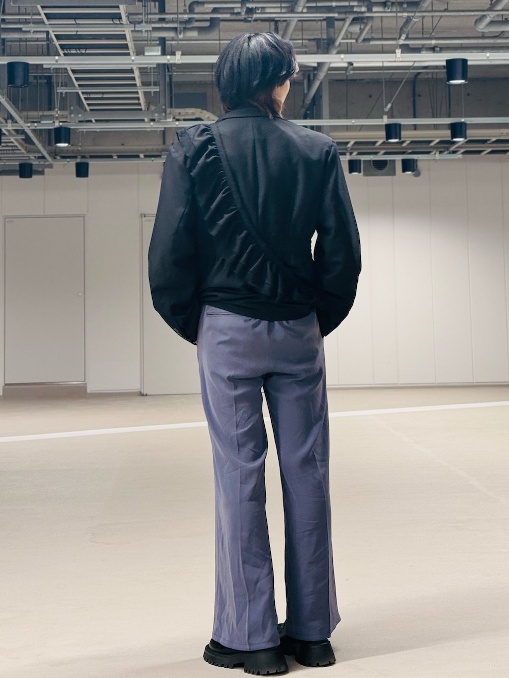 ブラック系のテーラードジャケット、ブラック系のシャツ/ブラウス、パープル系のスラックスを着用したメンズの春コーディネートの2枚目の写真