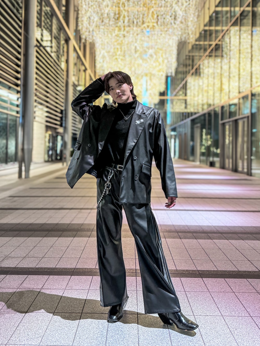 シルバー系のスラックス、ブラック系のニット/セーター、ブラック系のテーラードジャケットを着用したメンズの春コーディネートの2枚目の写真