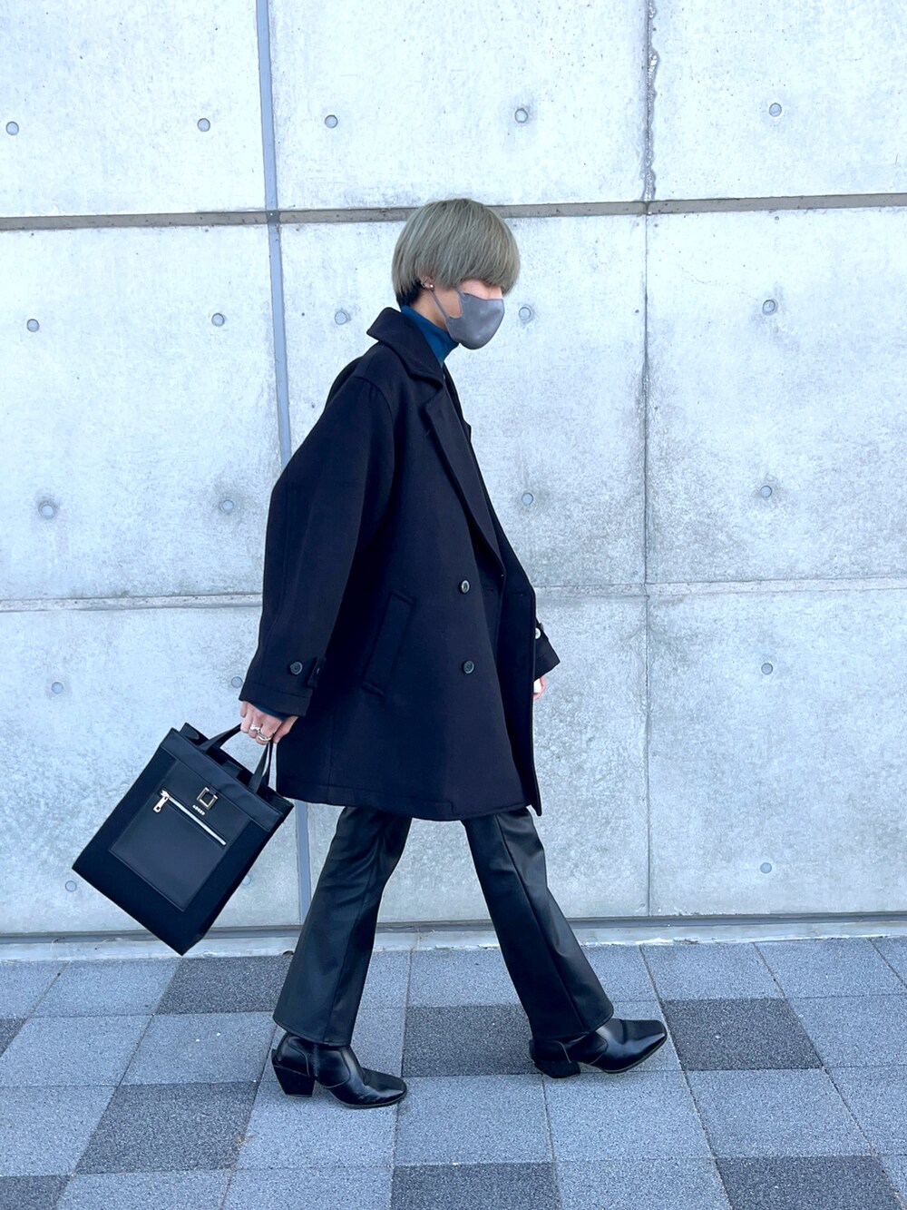 グリーン系のニット/セーター、ブラック系のその他アウター、ブラック系のその他パンツを着用したメンズの秋コーディネートの2枚目の写真