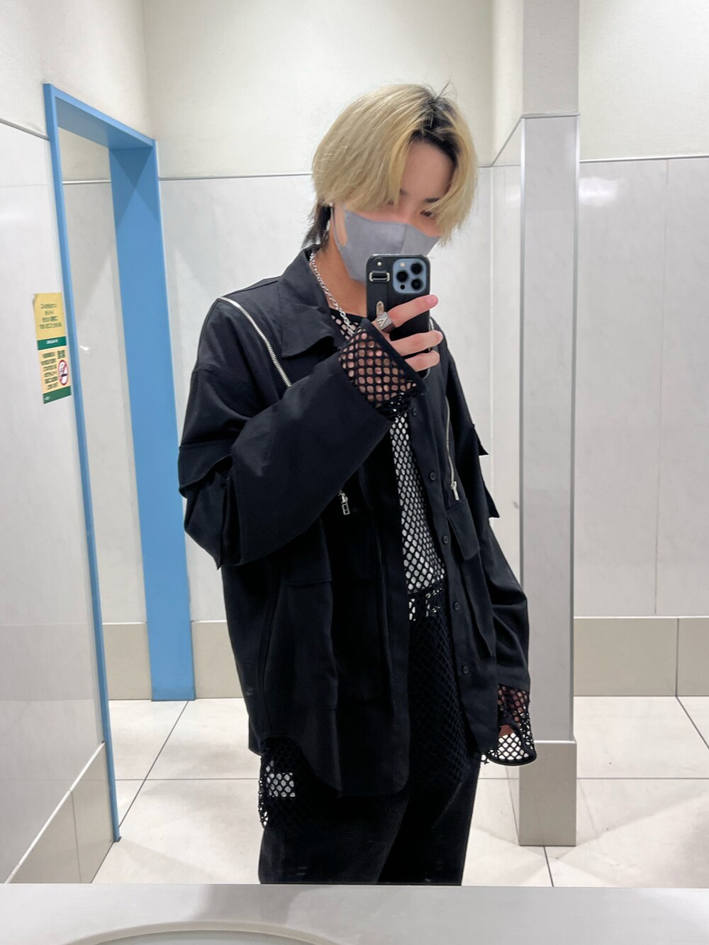 ブラック系のTシャツ/カットソー、ブラック系のその他アウター、ブラック系のデニムパンツを着用したメンズの春コーディネートの3枚目の写真