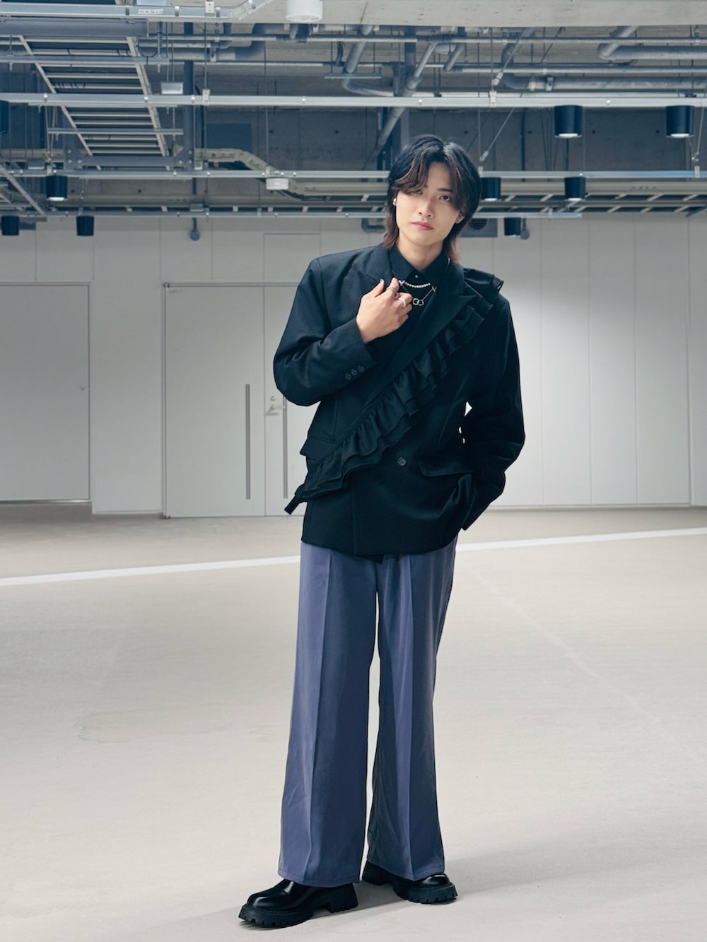 ブラック系のテーラードジャケット、ブラック系のシャツ/ブラウス、パープル系のスラックスを着用したメンズの春コーディネートの3枚目の写真