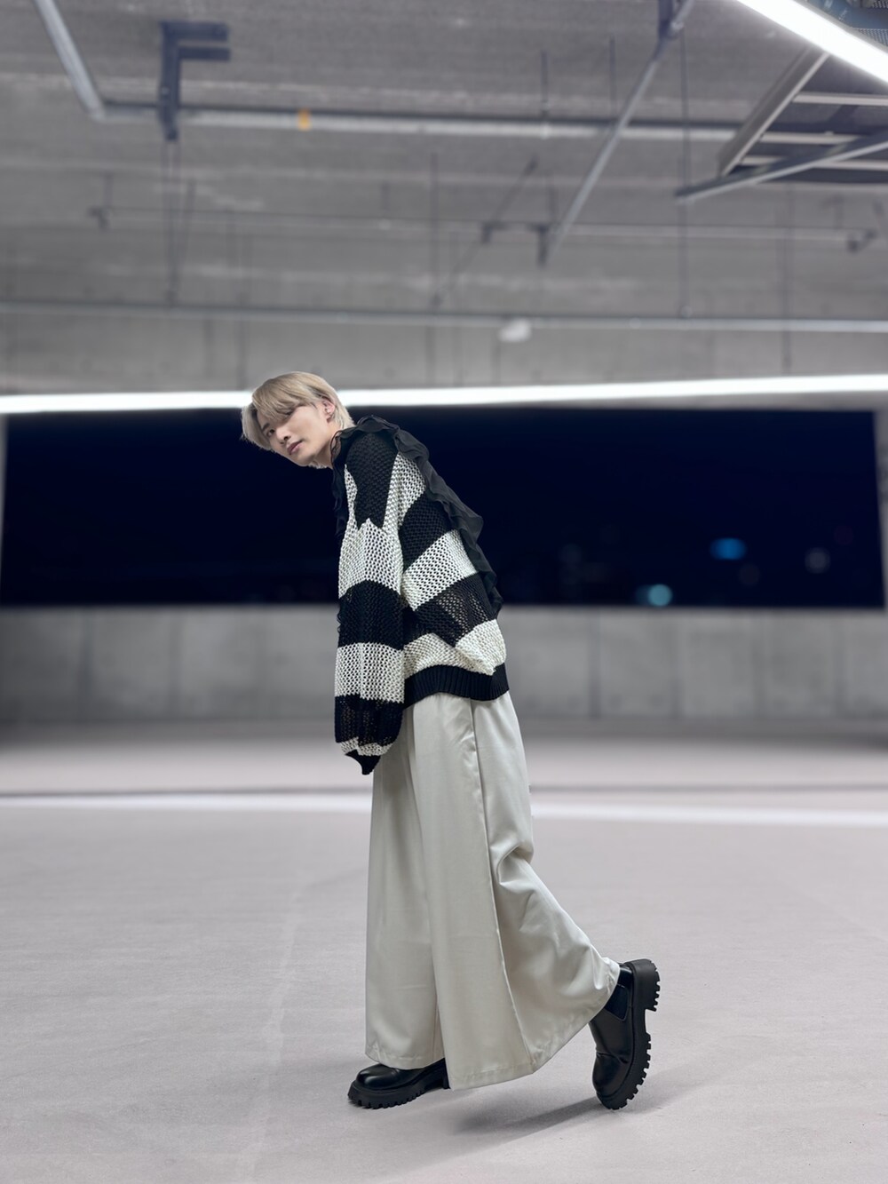 ホワイト系のニット/セーター、ブラック系のテーラードジャケット、ホワイト系のパンツを着用したメンズの春コーディネートの4枚目の写真