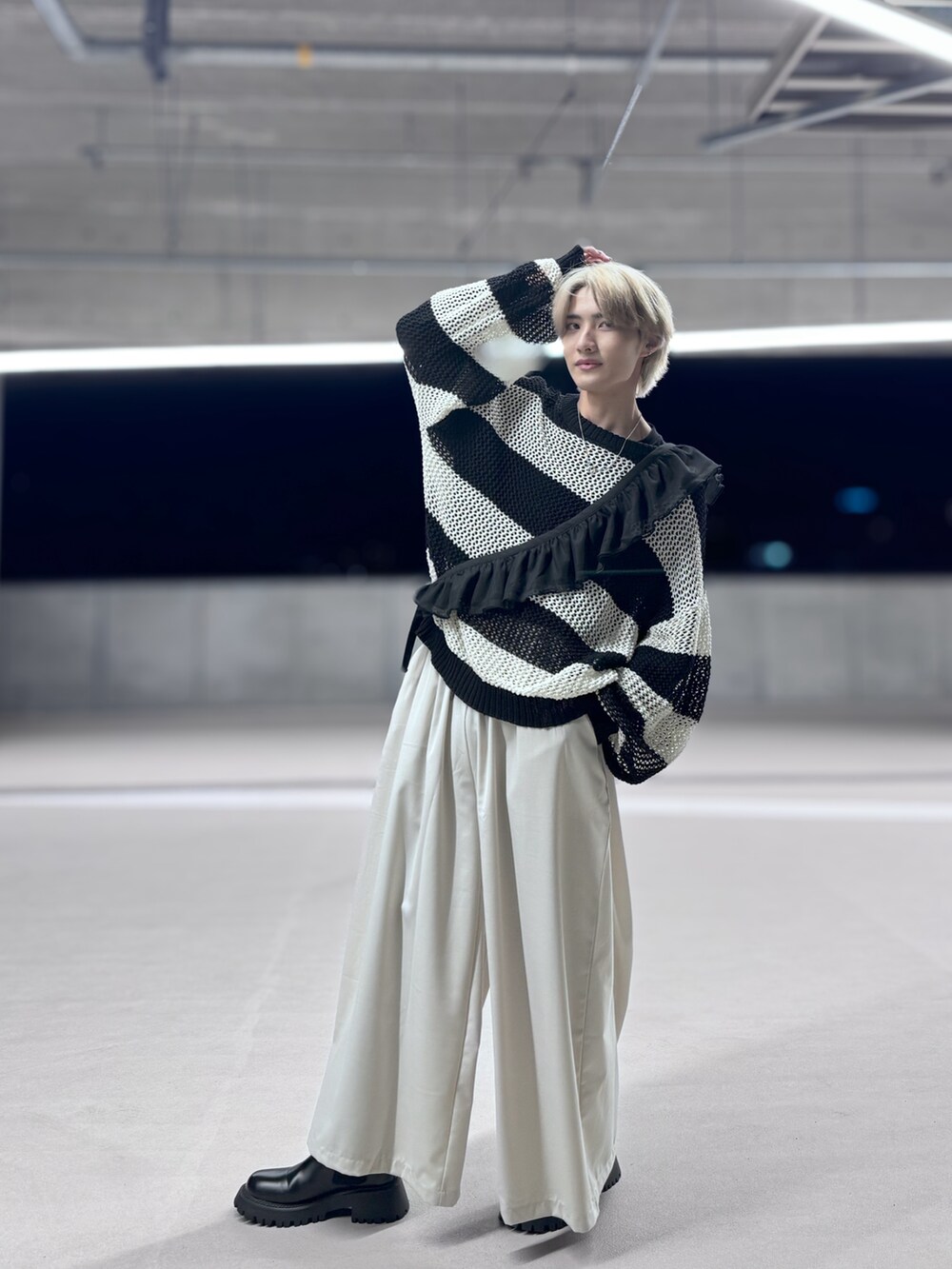 ホワイト系のニット/セーター、ブラック系のテーラードジャケット、ホワイト系のパンツを着用したメンズの春コーディネートの5枚目の写真