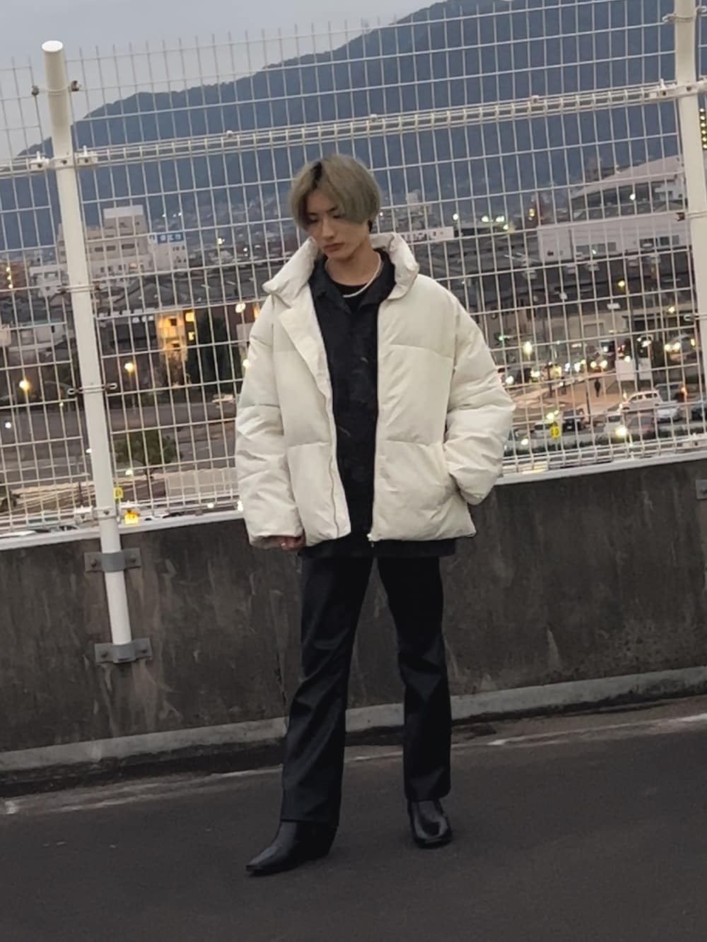 ホワイト系のダウンジャケット/コート、ブラック系のその他パンツ、ブラック系のブーツを着用したメンズの冬コーディネートの3枚目の写真