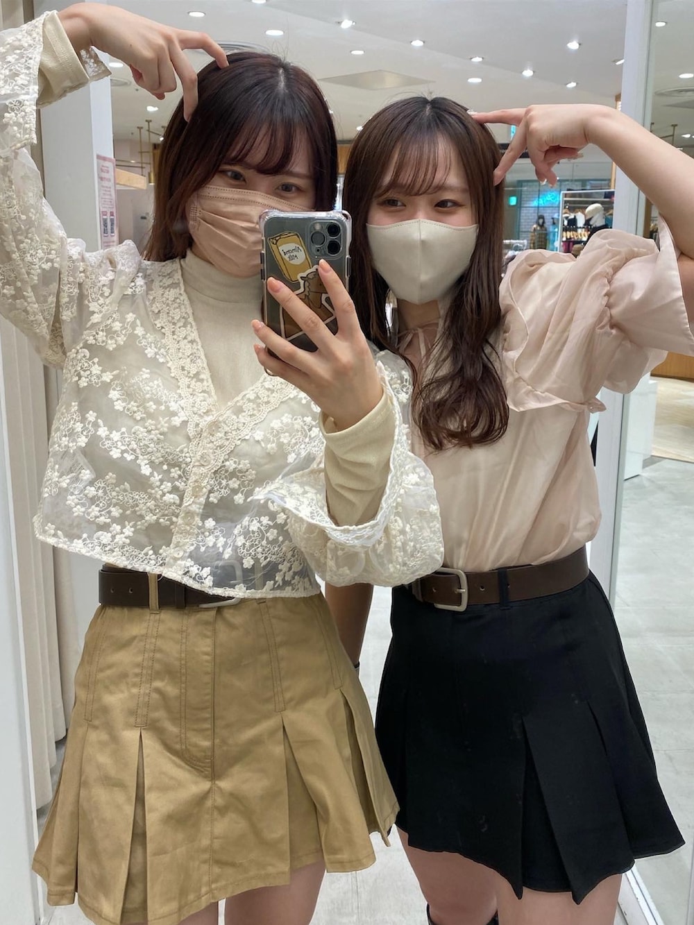 「柄シャツ、大人カジュアル、秋冬コーデ、今日のコーデ、ナチュラル」｜「one after another NICE CLAUPの前後2WAYフリルブラウス（シャツ/ブラウス、ベージュ系）」を使った、りほさん（レディース・158cm）の夏コーディネートの2枚目の写真