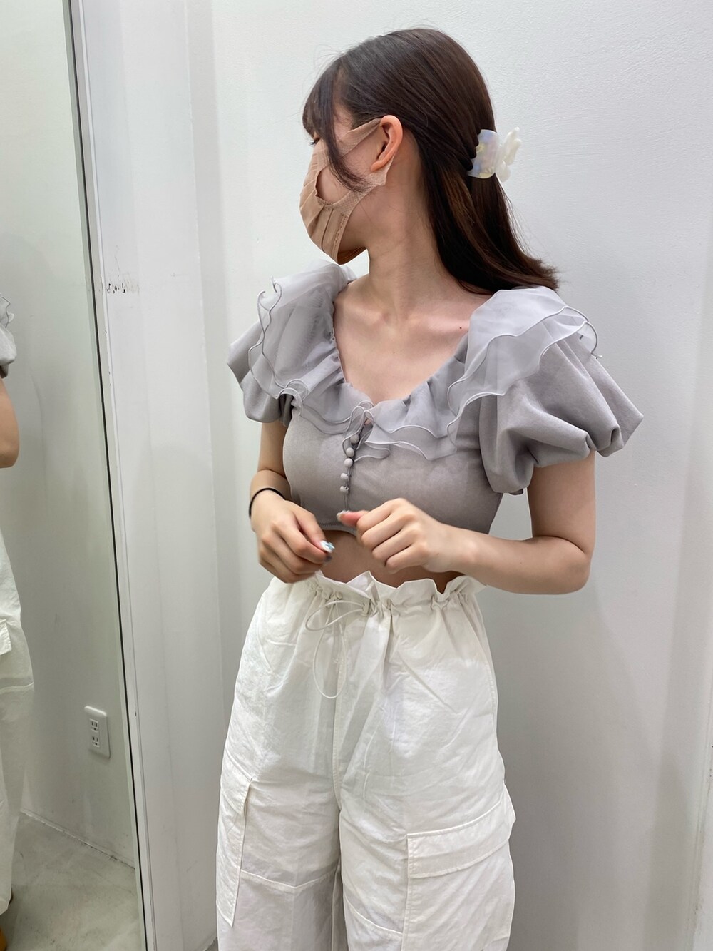 イエロー系のサンダル、ホワイト系のショルダーバッグ、ブラック系のその他パンツを着用したレディースの夏コーディネートの3枚目の写真