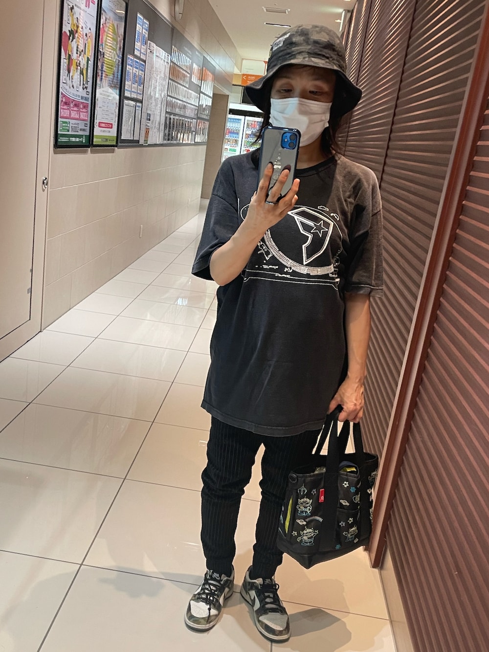 ホワイト系のTシャツ/カットソーを着用したレディースの冬コーディネートの2枚目の写真