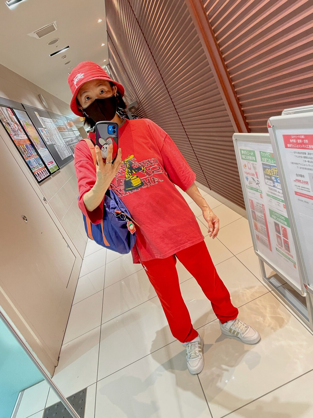 ホワイト系のスニーカーを着用したレディースの春コーディネートの2枚目の写真