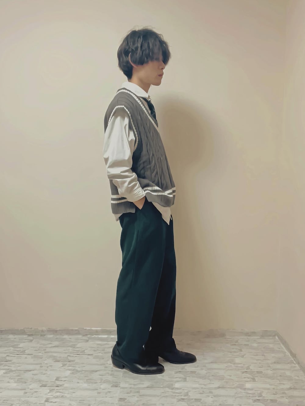ホワイト系のシャツ/ブラウス、グレー系のベスト、ブラック系のネクタイを着用したメンズの春コーディネートの3枚目の写真
