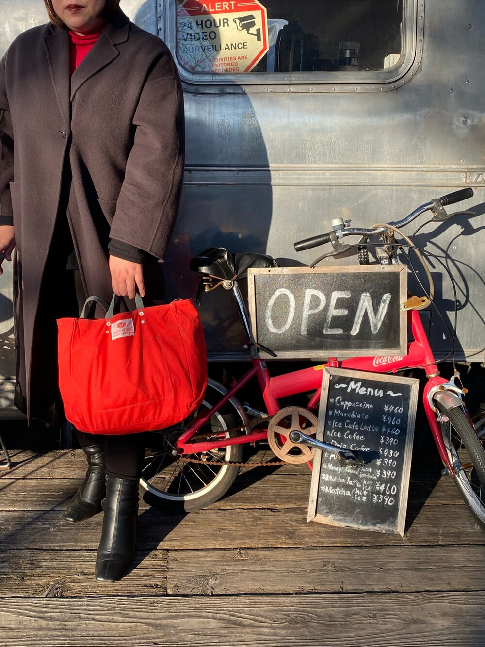 グレー系のその他アウター、ブラック系のニット/セーター、ブラック系のパンツを着用したレディースの冬コーディネートの2枚目の写真
