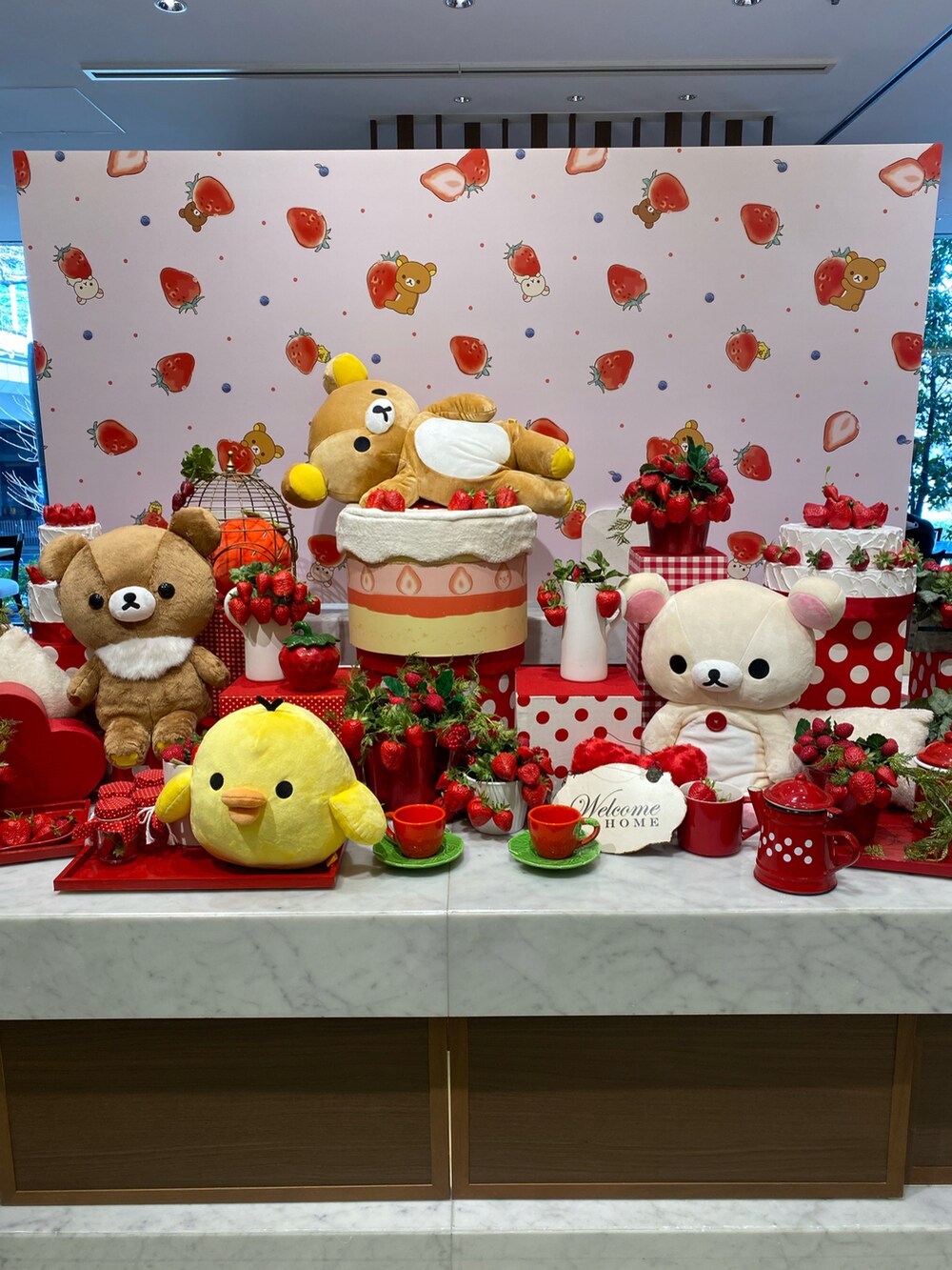 ブラウン系のトレンチコート、ブルー系のカーディガン/ボレロ、ブラック系のスウェットパンツを着用したレディースの春コーディネートの3枚目の写真