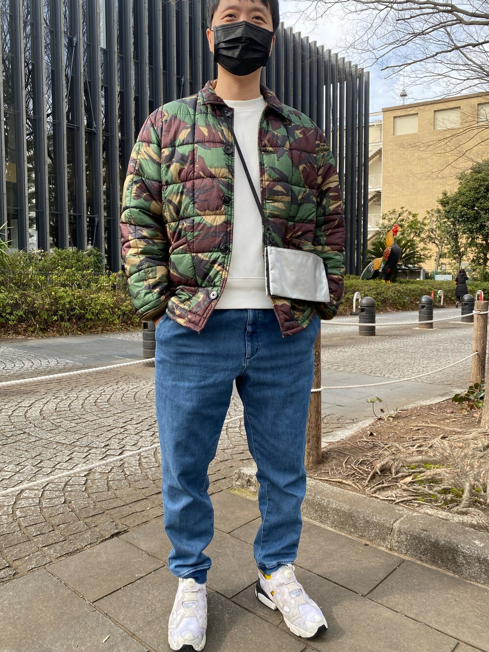 「デニム、デニムパンツ、厚底シューズ、スニーカー、シンプルコーデ、春色、ビッグシルエット、スクエアバッグ、GU、韓国ファッション、キルティングジャケット、ジャケット、カモフラ、カモ柄、スポーツミックス」|「NECESSARY or UNNECESSARYのアイテム(ジャケット/アウター、グリーン系)」を使った、agiさん(メンズ・178cm)の冬コーディネートの2枚目の写真