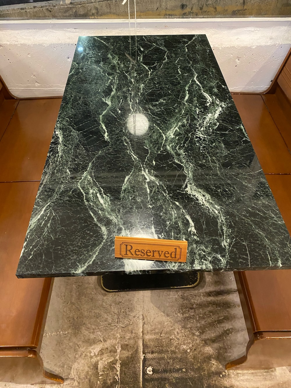 ピンク系のカーディガン/ボレロ、ホワイト系のショルダーバッグ、ゴールド系のブローチ/コサージュを着用したレディースの秋コーディネートの3枚目の写真