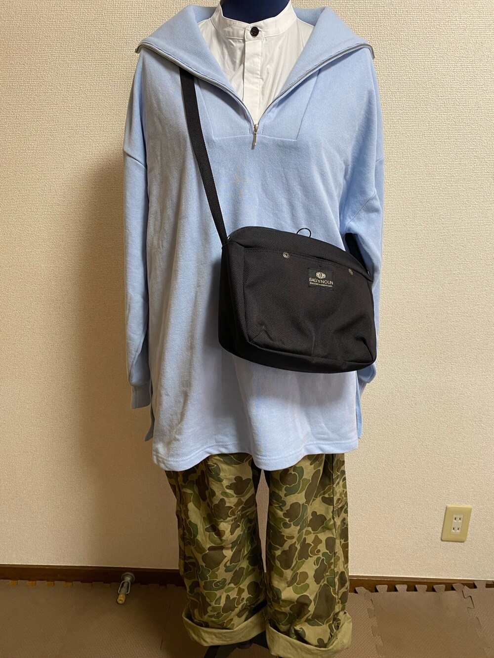 グリーン系のパンツ、ブラック系のバッグ、ブルー系のジャケット/アウターを着用したレディースの春コーディネートの2枚目の写真