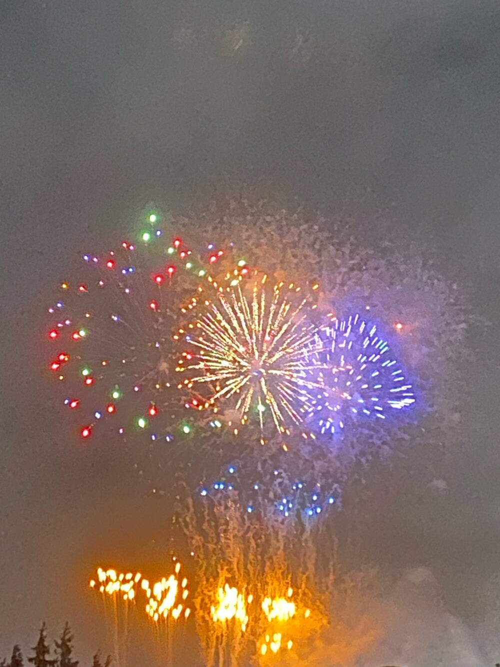 グリーン系のシャツ/ブラウス、ピンク系のパンツ、ピンク系のハンドバッグを着用したレディースの夏コーディネートの3枚目の写真