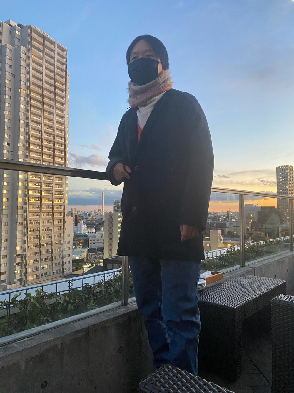 ブルー系のジャケット/アウター、ブラウン系のカーディガン/ボレロ、ホワイト系のTシャツ/カットソーを着用したメンズの冬コーディネートの2枚目の写真