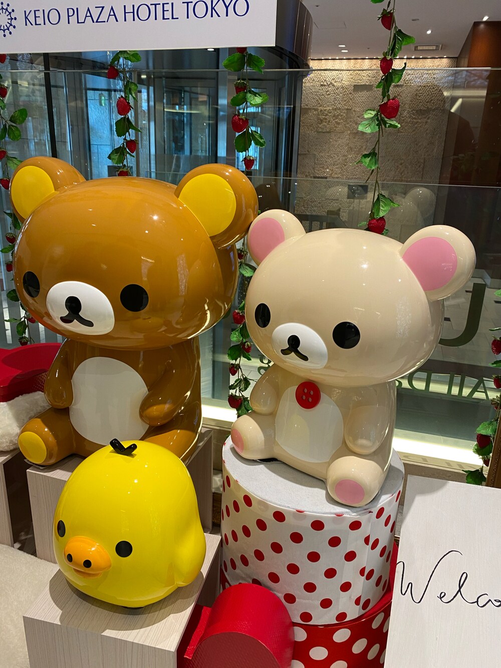 ブラウン系のトレンチコート、ブルー系のカーディガン/ボレロ、ブラック系のスウェットパンツを着用したレディースの春コーディネートの4枚目の写真