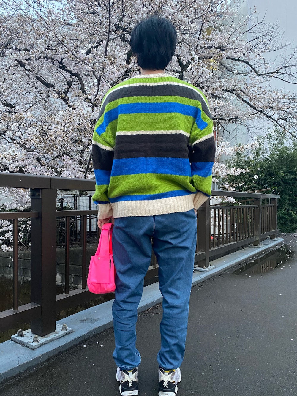 グリーン系のニット/セーターを着用したメンズの春コーディネートの2枚目の写真