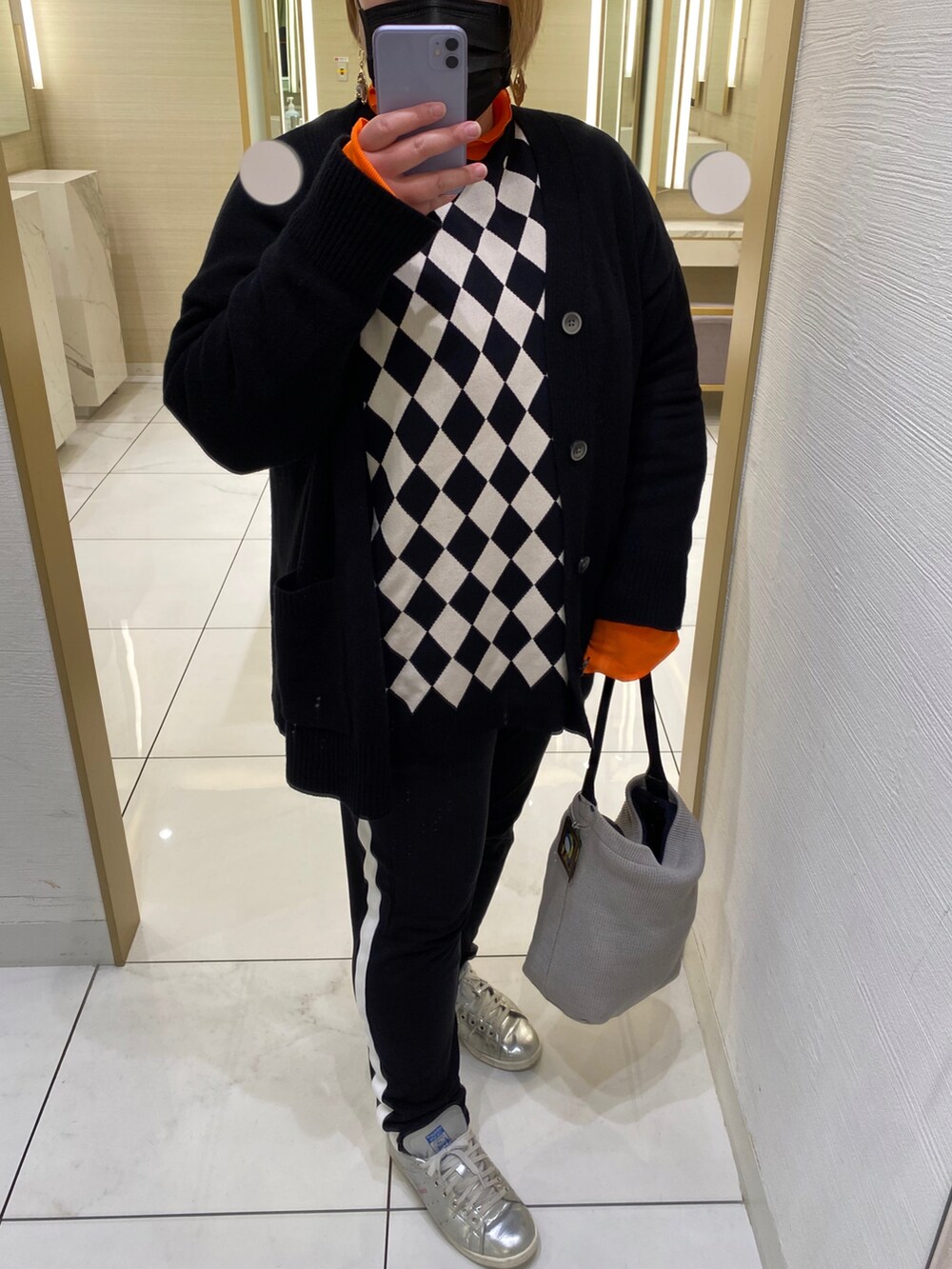 「私の推しブランド、シンプルコーデ、タートルネック、スウェットパンツ、サイドラインパンツ、きれいめカジュアル、ニット、チェック、チェック柄、ビビッドカラー、スニーカー、スタンスミス、ロングコート、プチプラ、GU」|「MARW UNITED ARROWSの<MARW UNITED ARROWS(マルゥ ユナイテッドアローズ)>トレンチ コート†(トレンチコート、ブラック系)」を使った、agiさん(レディース・163cm)の冬コーディネートの2枚目の写真