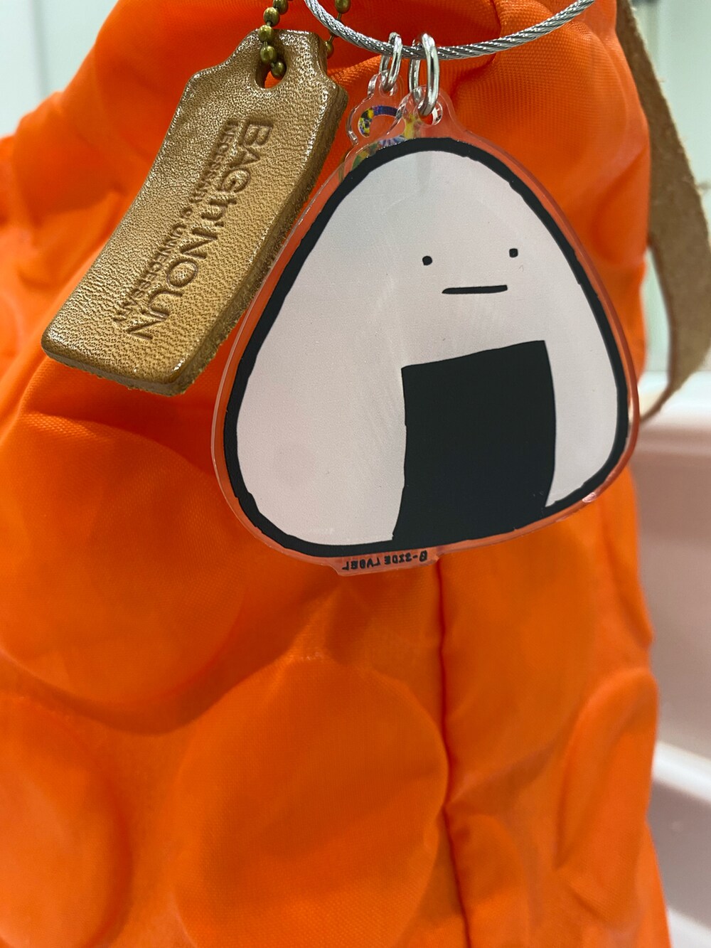 ベージュ系のスウェット、ブルー系のトップス、ブラック系のスウェットパンツを着用したレディースの春コーディネートの3枚目の写真