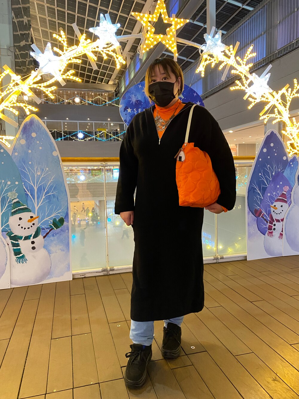 「レイヤードスタイル、私の推しブランド、ハーフジップ、ニットワンピース、シンプルコーデ、タートルネック、デニム、スウェットパンツ、きれいめカジュアル、スニーカー、UNIQLO、GU、ニット、ビビットカラー、オレンジ」|「yuwのHALF ZIP ONE PIECE 217878(ワンピース、ブラック系)」を使った、agiさん(レディース・163cm)の冬コーディネートの2枚目の写真