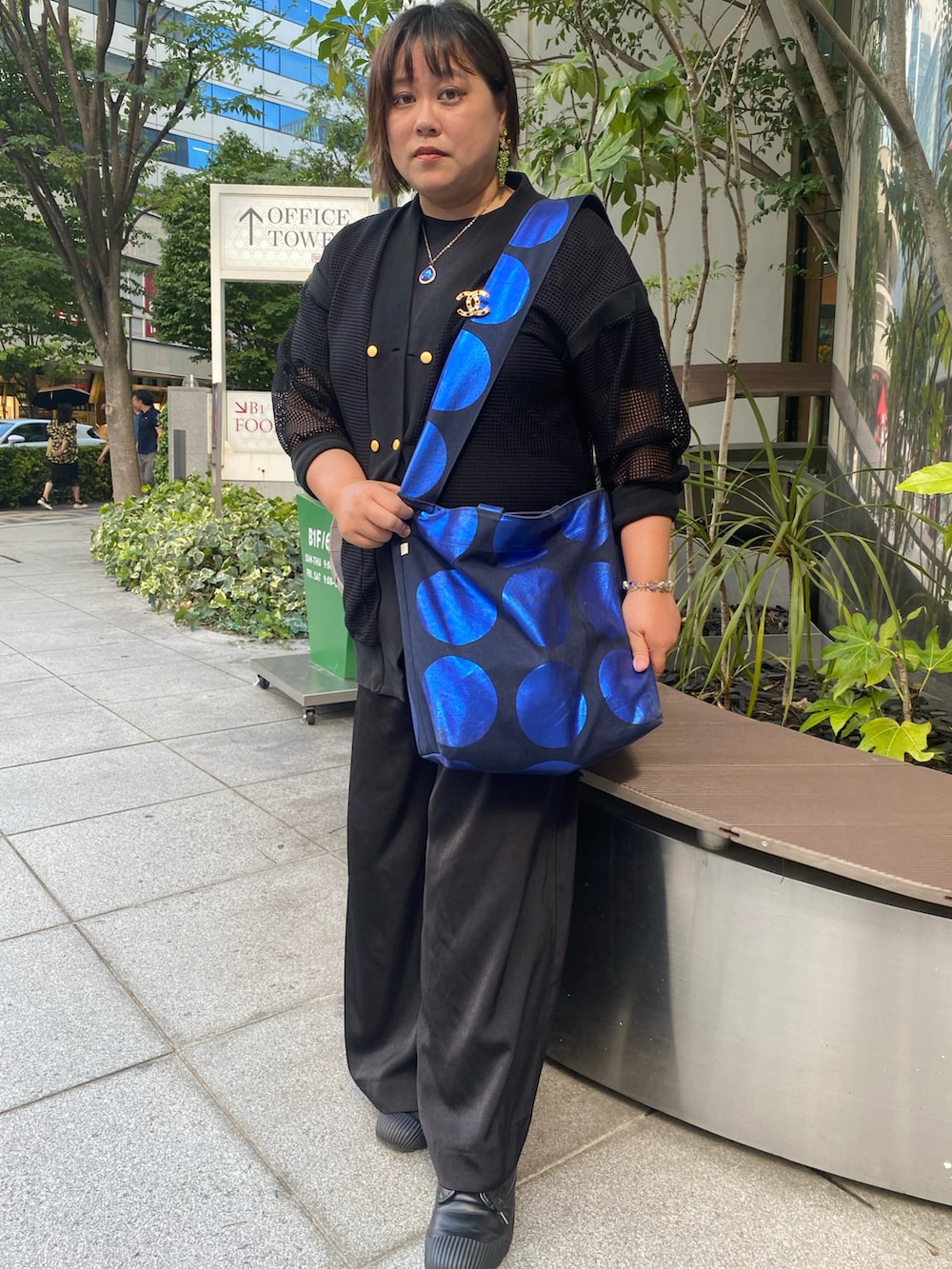 ブラック系のその他パンツを着用したレディースの秋コーディネートの2枚目の写真