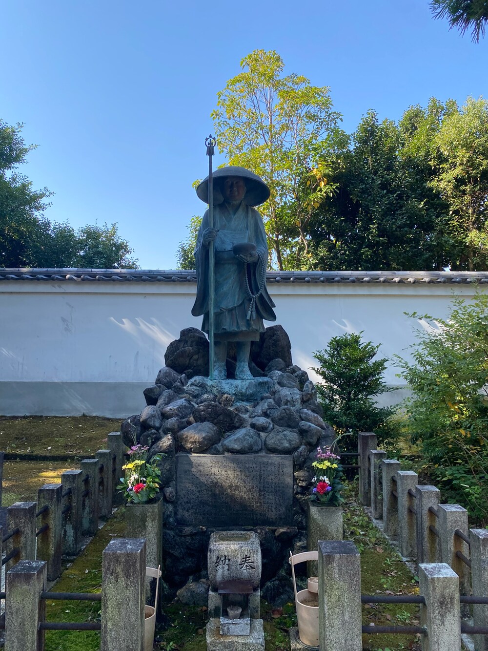 ベージュ系のバッグ、ブルー系のカーディガン/ボレロ、グリーン系のTシャツ/カットソーを着用したレディースの秋コーディネートの2枚目の写真