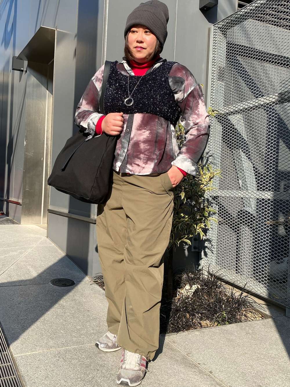 ブルー系のベストを着用したレディースの春コーディネートの2枚目の写真