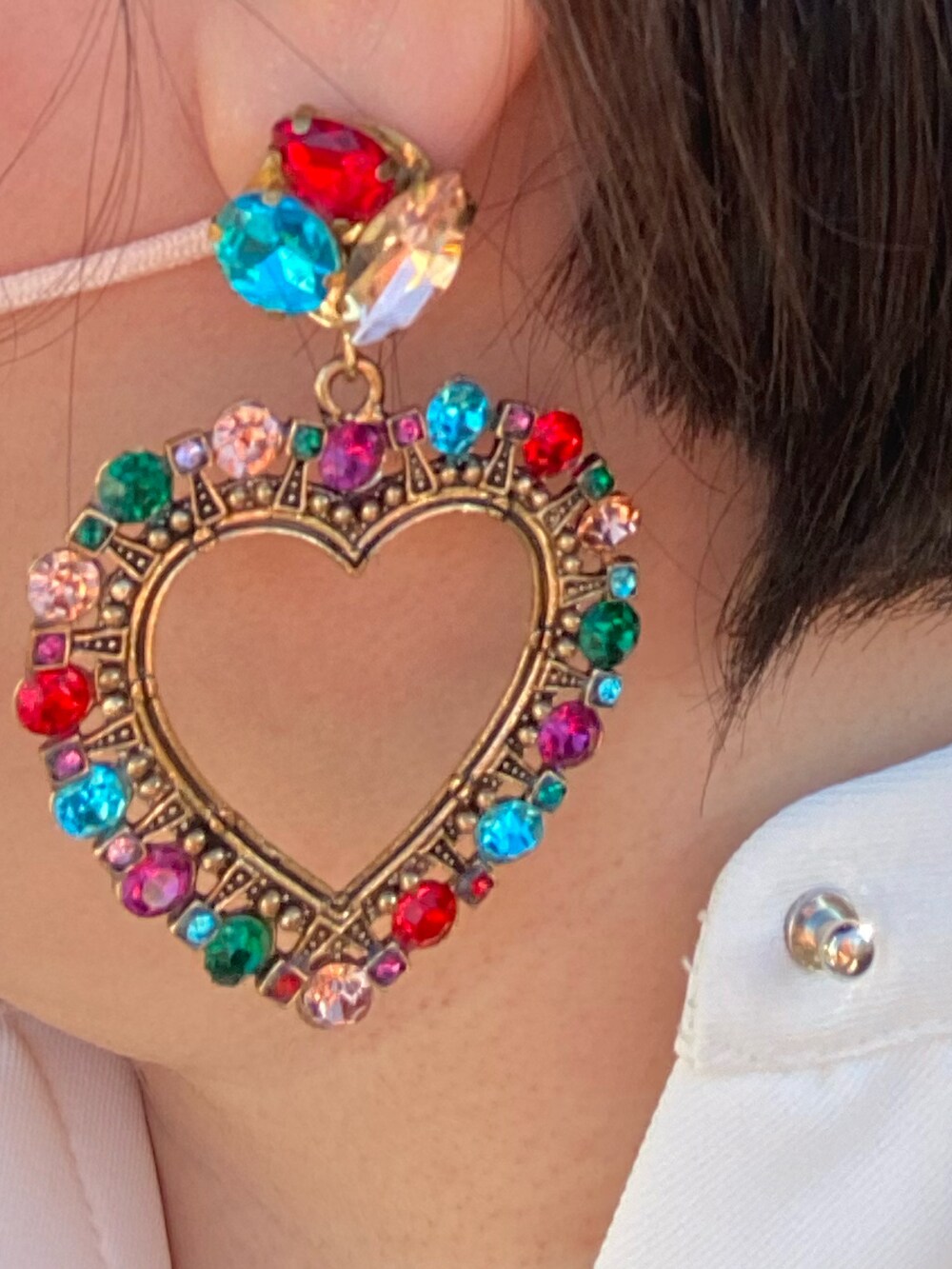 ピンク系のハンドバッグ、ホワイト系のワンピース、ブラック系のブルゾンを着用したレディースの春コーディネートの3枚目の写真