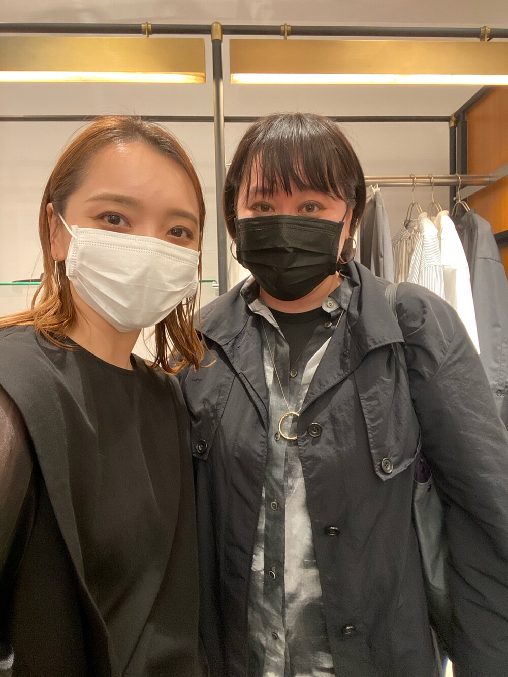 「モノトーン、ブラック、ブラックコーデ、いまどきジャケット写真、オフィスカジュアル、ボリューム袖、モード、シャツスタイル、シアートップス、シンプルコーデ、トートバッグ、お仕事コーデ、お仕事スタイル、MARW UNITED ARROWS、柄シャツ」|「MARW UNITED ARROWSの<MARW UNITED ARROWS>スタンドカラー ロングコート(その他アウター、ブラック系)」を使った、agiさん(レディース・163cm)の春コーディネートの3枚目の写真