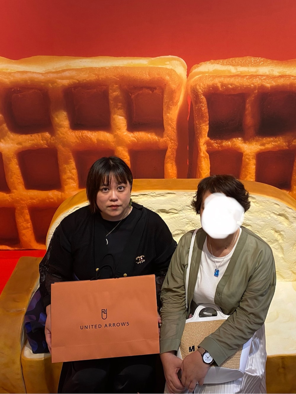 ブラック系のその他パンツを着用したレディースの秋コーディネートの3枚目の写真