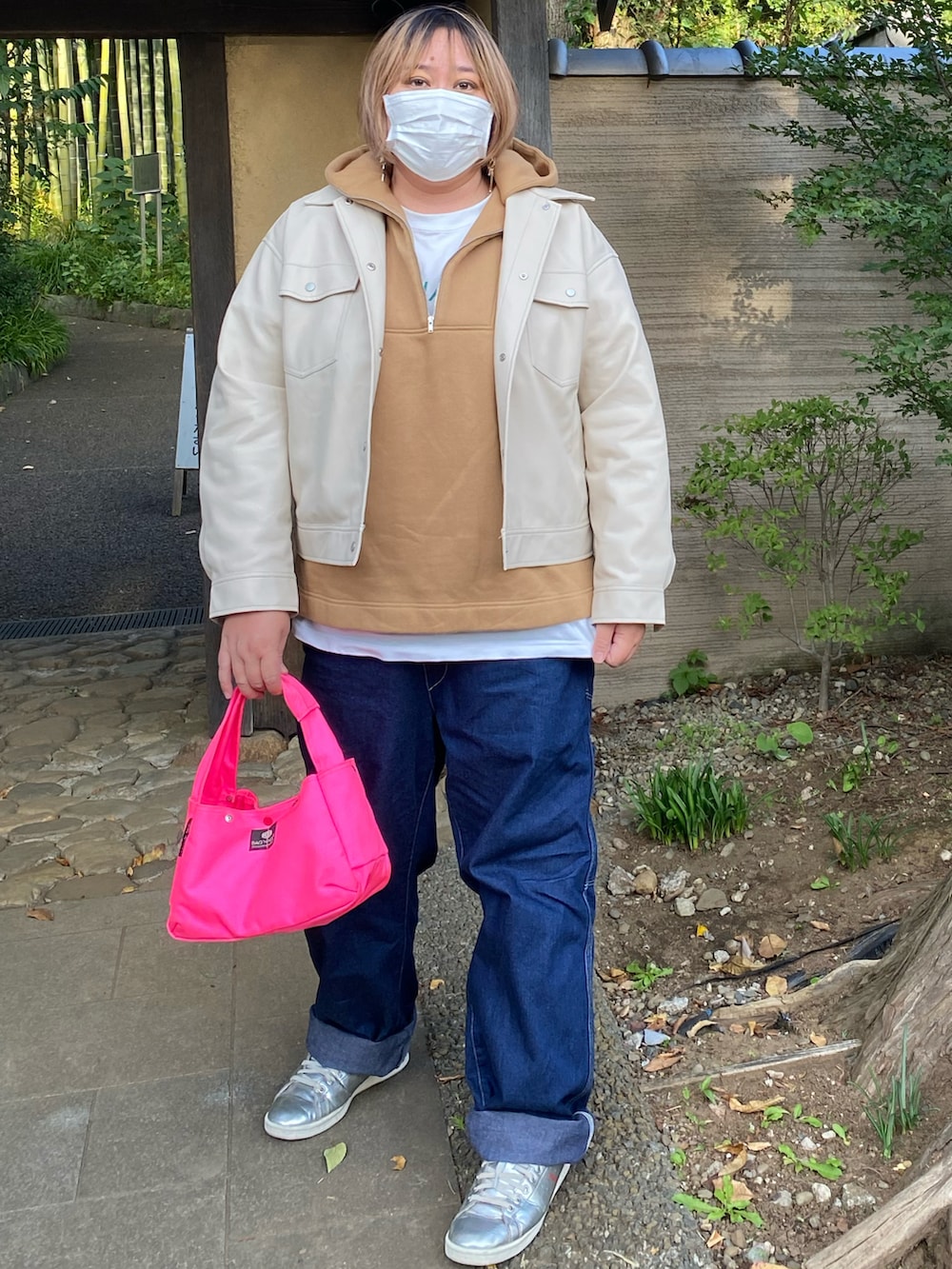 ベージュ系のスウェット、ホワイト系のジャケット/アウター、ホワイト系のTシャツ/カットソーを着用したレディースの秋コーディネートの2枚目の写真