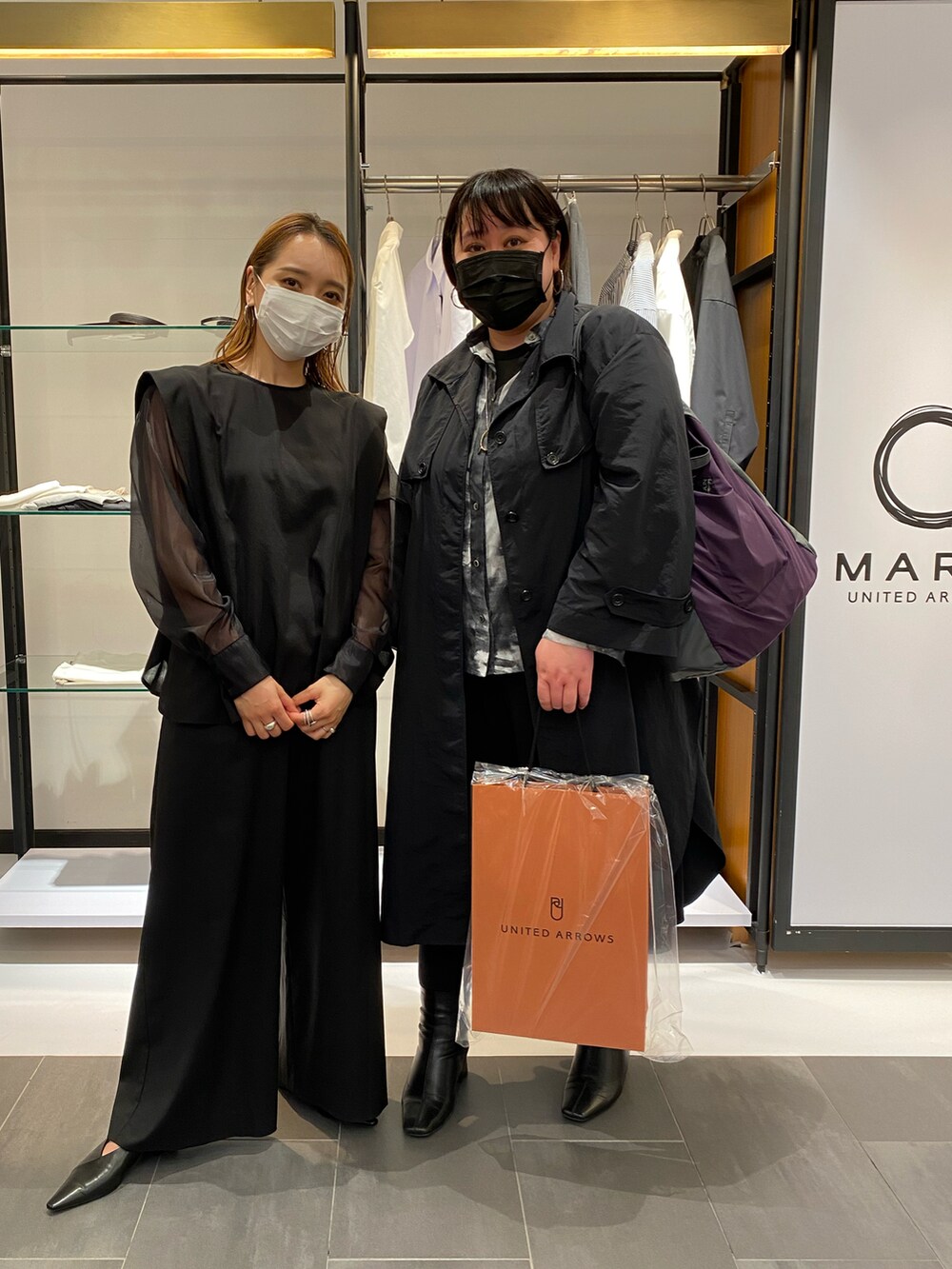 「モノトーン、ブラック、ブラックコーデ、いまどきジャケット写真、オフィスカジュアル、ボリューム袖、モード、シャツスタイル、シアートップス、シンプルコーデ、トートバッグ、お仕事コーデ、お仕事スタイル、MARW UNITED ARROWS、柄シャツ」|「MARW UNITED ARROWSの<MARW UNITED ARROWS>スタンドカラー ロングコート(その他アウター、ブラック系)」を使った、agiさん(レディース・163cm)の春コーディネートの2枚目の写真