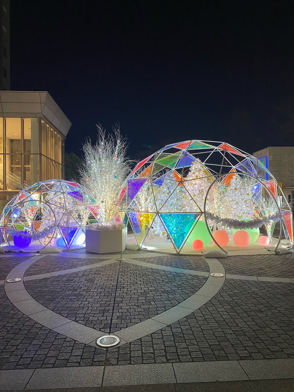 ブルー系のジャケット/アウター、ブラウン系のカーディガン/ボレロ、ホワイト系のTシャツ/カットソーを着用したメンズの冬コーディネートの4枚目の写真