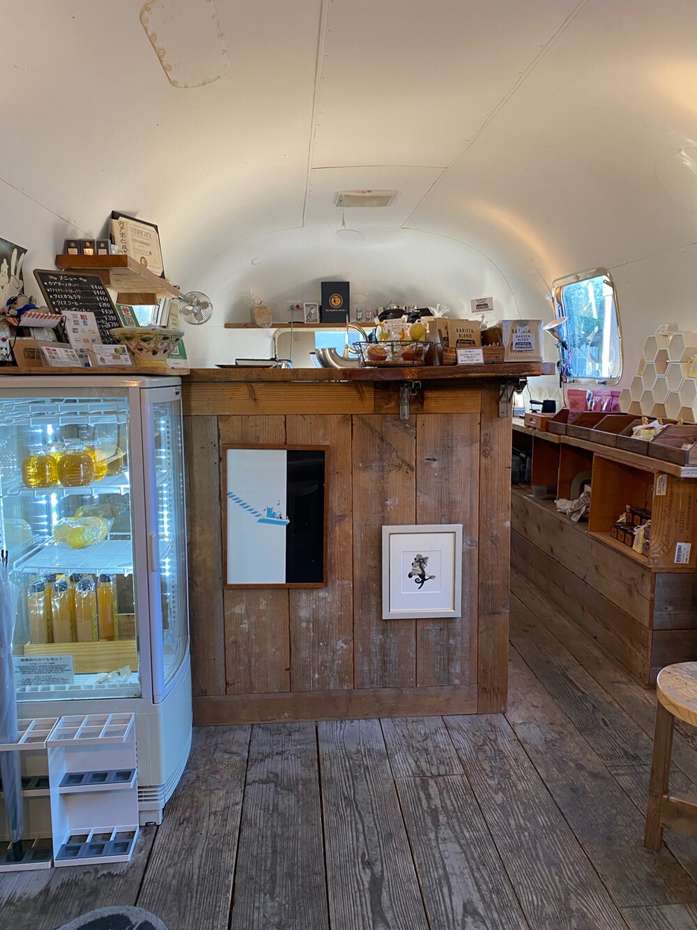 グレー系のその他アウター、ブラック系のニット/セーター、ブラック系のパンツを着用したレディースの冬コーディネートの3枚目の写真