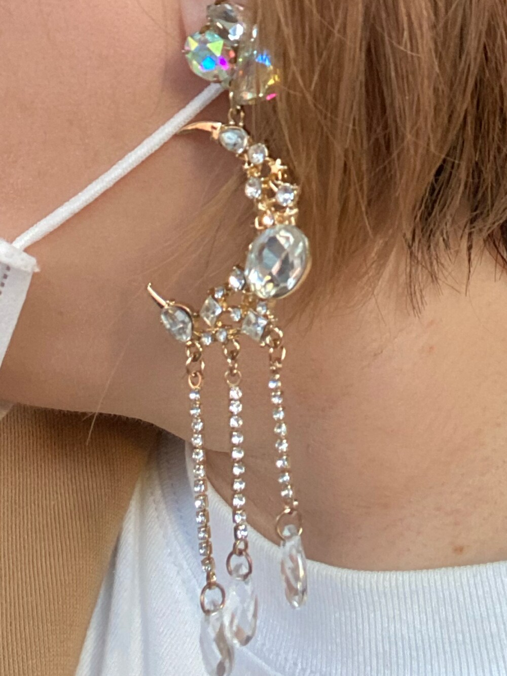 ベージュ系のスウェット、ホワイト系のジャケット/アウター、ホワイト系のTシャツ/カットソーを着用したレディースの秋コーディネートの5枚目の写真