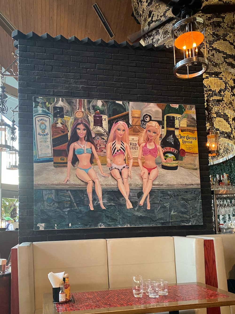 ゴールド系のトートバッグ、ブラック系のTシャツ/カットソーを着用したレディースの冬コーディネートの2枚目の写真