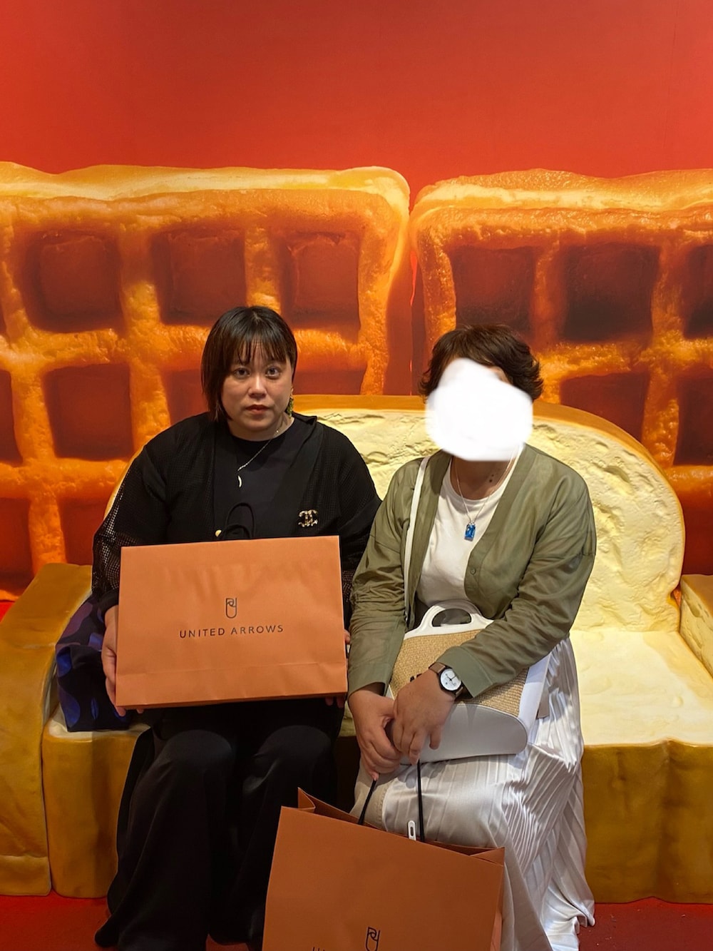 ブラック系のその他パンツを着用したレディースの秋コーディネートの4枚目の写真