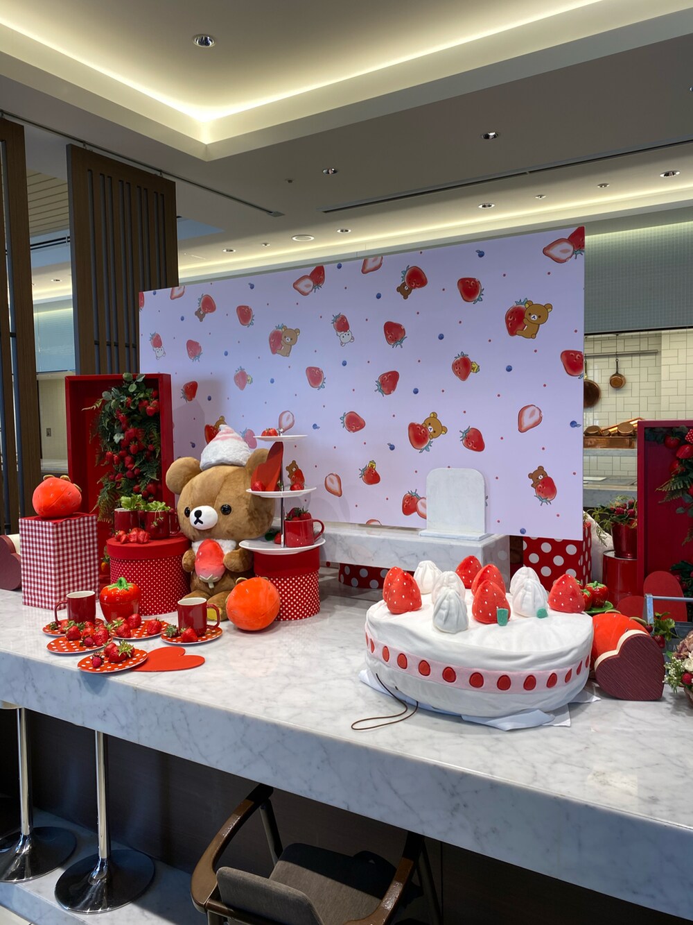 ブラウン系のトレンチコート、ブルー系のカーディガン/ボレロ、ブラック系のスウェットパンツを着用したレディースの春コーディネートの5枚目の写真