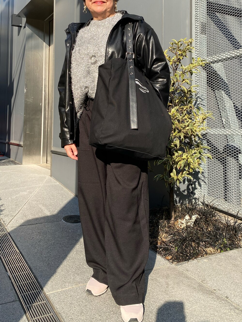 ブラック系のブルゾンを着用したレディースの春コーディネートの2枚目の写真