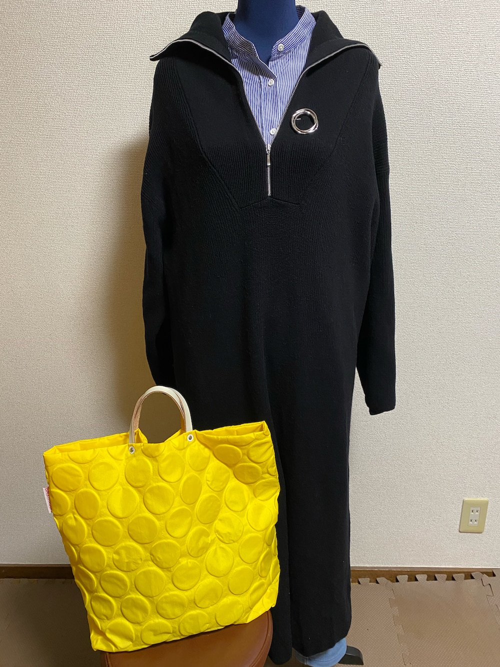 イエロー系のバッグ、ブラック系のワンピース、ブルー系のその他パンツを着用したレディースの春コーディネートの2枚目の写真