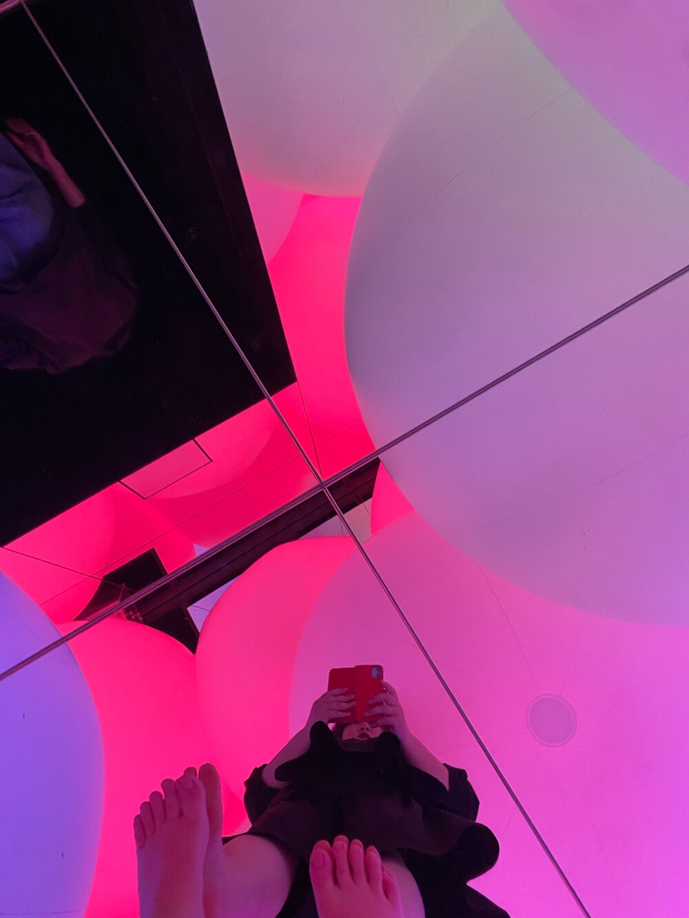 ブラック系のパンツ、シルバー系のネックレスを着用したレディースの夏コーディネートの2枚目の写真