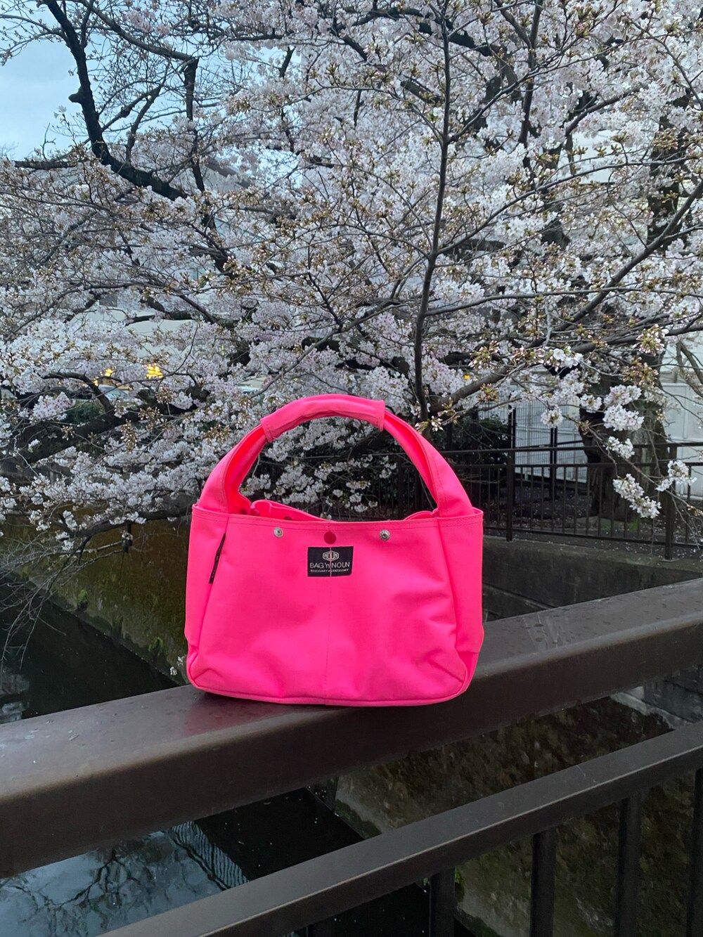 グリーン系のニット/セーターを着用したメンズの春コーディネートの3枚目の写真