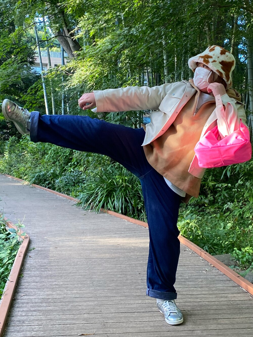 ベージュ系のスウェット、ホワイト系のジャケット/アウター、ホワイト系のTシャツ/カットソーを着用したレディースの秋コーディネートの3枚目の写真