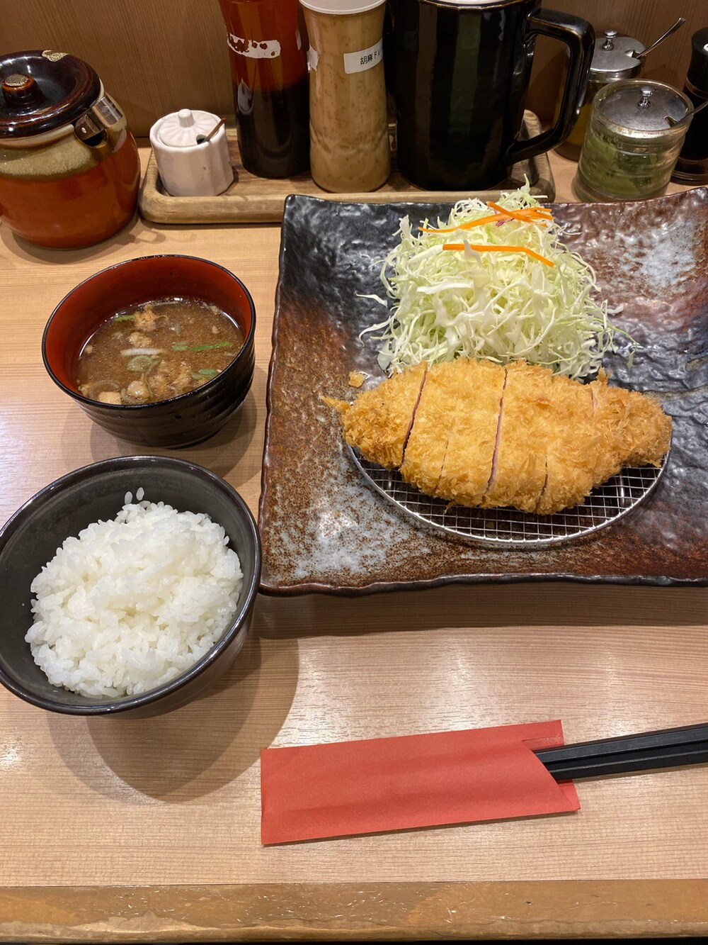 ベージュ系のスウェット、ブルー系のトップス、ブラック系のスウェットパンツを着用したレディースの春コーディネートの5枚目の写真