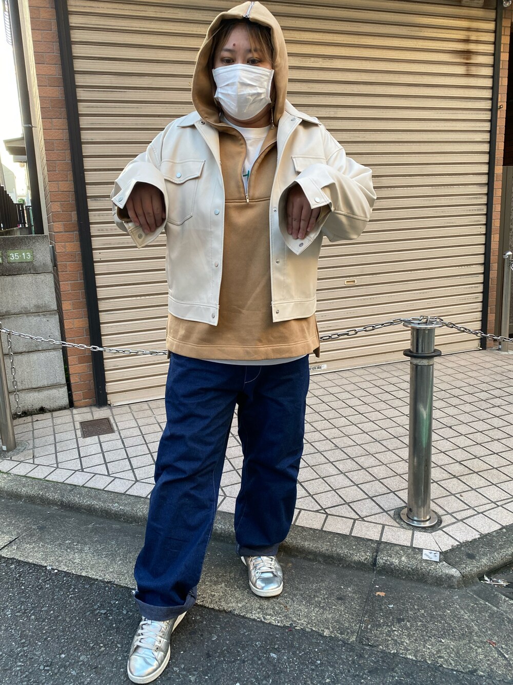 ベージュ系のスウェット、ホワイト系のジャケット/アウター、ホワイト系のTシャツ/カットソーを着用したレディースの秋コーディネートの4枚目の写真