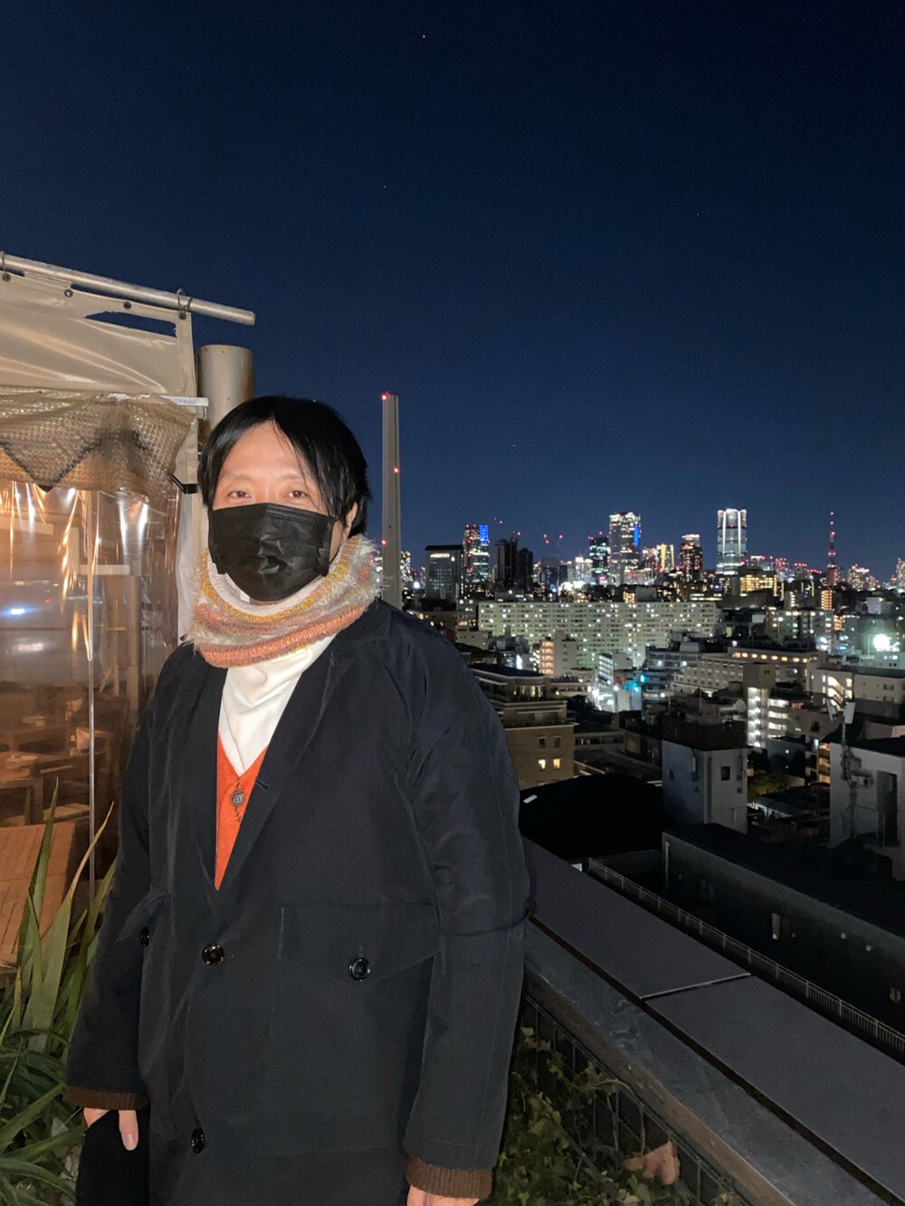 ブルー系のジャケット/アウター、ブラウン系のカーディガン/ボレロ、ホワイト系のTシャツ/カットソーを着用したメンズの冬コーディネートの3枚目の写真