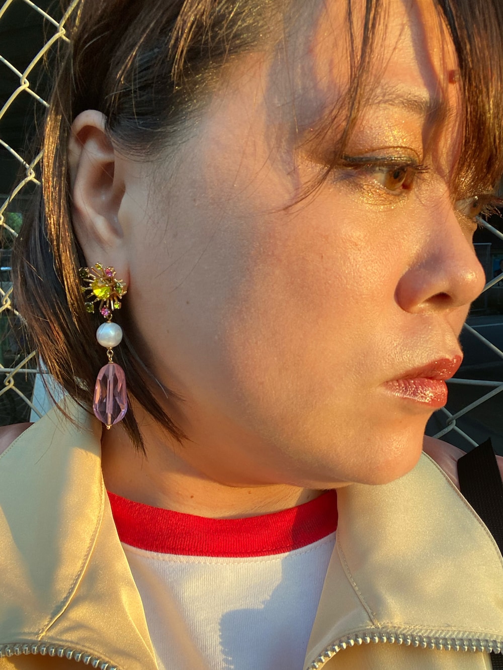 ブルー系のデニムパンツ、ベージュ系のジャケット/アウター、ホワイト系のTシャツ/カットソーを着用したレディースの秋コーディネートの2枚目の写真