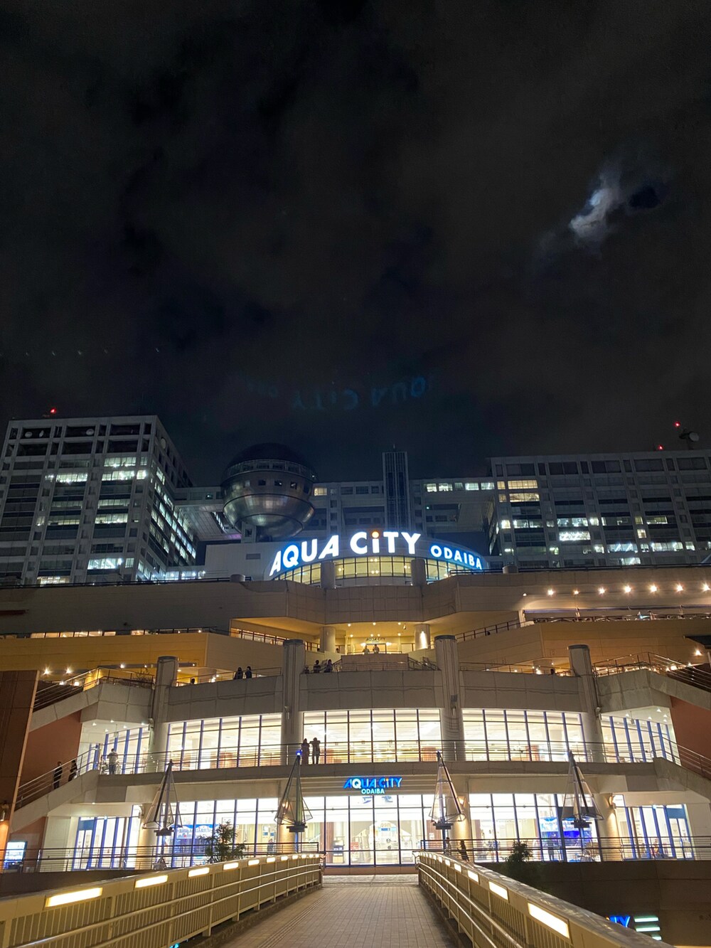 ブラック系のシャツ/ブラウス、ブラック系のTシャツ/カットソー、ブラック系のパンツを着用したレディースの夏コーディネートの4枚目の写真